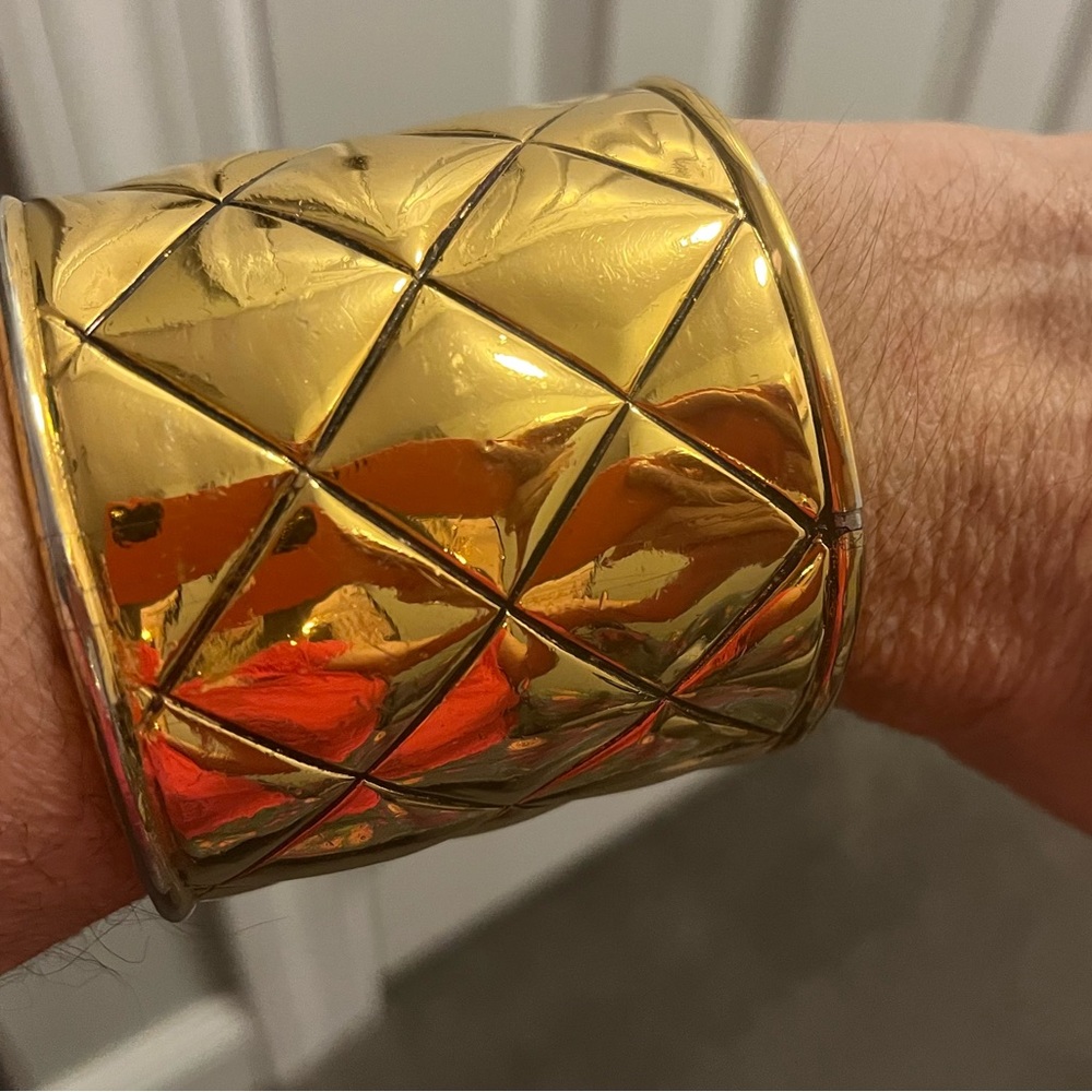 AUTHENTIC CLASSIC CHANEL MATELASSE CUFF- 24kt GOLD PLATED - Picture 8 of 10